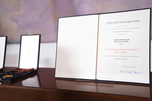 Verleihung des Bundesverdienstkreuz an die Biontech Gruender Aktuell, 19.03.2021, Großes Verdienstkreuzes mit Stern des Verdienstordens der Bundesrepublik Deutschland an die Biontech Gruender im Schloss Bellevue in Berlin Berlin fuer ihren unermuedlichen Einsatzes bei der Entwicklung und Zulassung eines Impfstoffes gegen Covid-19 und ihren entscheidenden Beitrag zur Eindaemmung der Corona-Pandemie Berlin Berlin Deutschland