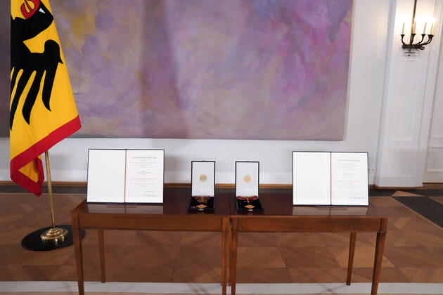Verleihung des Bundesverdienstkreuz an die Biontech Gruender Aktuell, 19.03.2021, Großes Verdienstkreuzes mit Stern des Verdienstordens der Bundesrepublik Deutschland an die Biontech Gruender im Schloss Bellevue in Berlin Berlin fuer ihren unermuedlichen Einsatzes bei der Entwicklung und Zulassung eines Impfstoffes gegen Covid-19 und ihren entscheidenden Beitrag zur Eindaemmung der Corona-Pandemie Berlin Berlin Deutschland