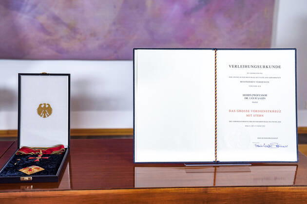 Verleihung des Bundesverdienstkreuz an die Biontech Gruender Aktuell, 19.03.2021, Großes Verdienstkreuzes mit Stern des Verdienstordens der Bundesrepublik Deutschland und Urkunde der Biontech Gruender im Schloss Bellevue in Berlin Berlin fuer ihren unermuedlichen Einsatzes bei der Entwicklung und Zulassung eines Impfstoffes gegen Covid-19 und ihren entscheidenden Beitrag zur Eindaemmung der Corona-Pandemie Berlin Berlin Deutschland