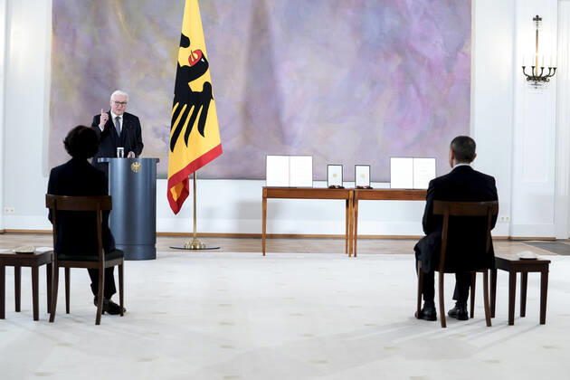 Verleihung des Bundesverdienstkreuz an die Biontech Gruender Aktuell, 19.03.2021, Bundespraesident Frank-Walter Steinmeier bei der Ansprache zur Verleihung des Großen Verdienstkreuzes mit Stern des Verdienstordens der Bundesrepublik Deutschland an die Biontech Gruender im Schloss Bellevue in Berlin, im Vordergrund auf den Stuehlen Forscherehepaar und Gruender des Unternehmens Biontech SE Oezlem Tuereci und Ugur Sahin Berlin Berlin Deutschland