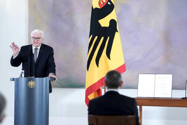 Verleihung des Bundesverdienstkreuz an die Biontech Gruender Aktuell, 19.03.2021, Bundespraesident Frank-Walter Steinmeier bei der Ansprache zur Verleihung des Großen Verdienstkreuzes mit Stern des Verdienstordens der Bundesrepublik Deutschland an die Biontech Gruender im Schloss Bellevue in Berlin, im Vordergrund Ugur Sahin auf dem Stuhl Berlin Berlin Deutschland