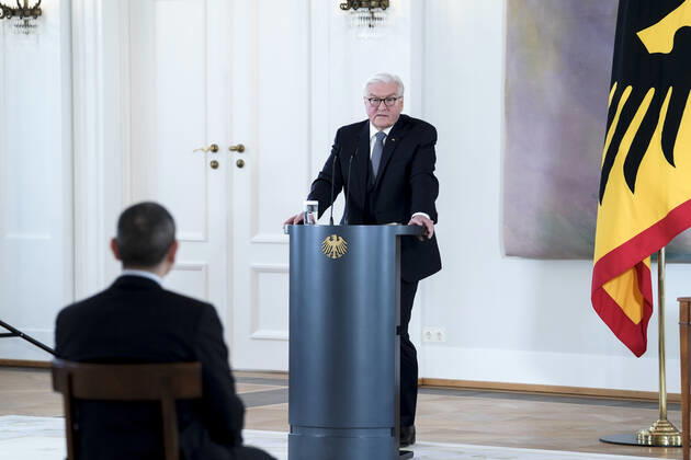 Verleihung des Bundesverdienstkreuz an die Biontech Gruender Aktuell, 19.03.2021, Bundespraesident Frank-Walter Steinmeier bei der Ansprache zur Verleihung des Großen Verdienstkreuzes mit Stern des Verdienstordens der Bundesrepublik Deutschland an die Biontech Gruender im Schloss Bellevue in Berlin, im Vordergrund Ugur Sahin auf dem Stuhl Berlin Berlin Deutschland