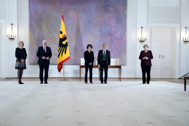 Verleihung des Bundesverdienstkreuz an die Biontech Gruender Aktuell, 19.03.2021, Bundespraesident Frank-Walter Steinmeier und Ehefrau Elke Buedenbender gemeinsam mit Bundeskanzlerin Angela Merkel und Forscherehepaar und Gruender des Unternehmens Biontech SE Oezlem Tuereci und Ugur Åžahin bei der Verleihung des Großen Verdienstkreuzes mit Stern des Verdienstordens der Bundesrepublik Deutschland im Schloss Bellevue in Berlin Berlin Berlin Deutschland