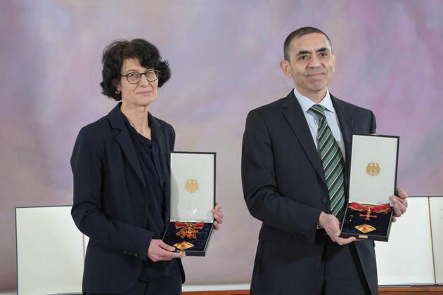 Bilder des Jahres 2021, News 03 März News Themen der Woche KW11 News Bilder des Tages Verleihung des Bundesverdienstkreuz an die Biontech Gruender Aktuell, 19.03.2021, Forscherehepaar und Gruender des Unternehmens Biontech SE Oezlem Tuereci und Ugur Åžahin ihrer Auszeichnung des Großen Verdienstkreuzes mit Stern des Verdienstordens der Bundesrepublik Deutschland im Schloss Bellevue in Berlin fuer ihren unermüdlichen Einsatzes bei der Entwicklung und Zulassung eines Impfstoffes gegen Covid-19 und ihren entscheidenden Beitrag zur Eindaemmung der Corona-Pandemie Berlin Berlin Deutschland