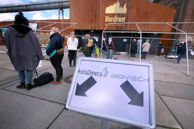 19.03. 2021 Dortmund Die Wiederaufnahme der Impfung mit dem Impfstoff Astrasenica scheint in Dortmund gut angenommen zu werden. Eine lange Schlange von Impfwilligen Lehreren und Lehrerinnen steht vor dem Dortmunder Impfzentrum Phoenix-West um sich impfen zu lassen. Ein Schild teil die Wartenden auf. Links astrasenica, rechts Biontec Pfizer. Die Schlange der Senioren ist sehr kurz.