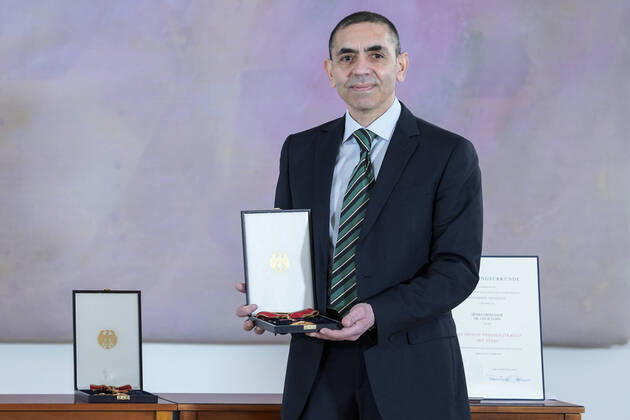 Berlin, Verleihung des Bundesverdienstkreuzes an Biontech-Gründer Özlem Türeci und Ugur Sahin Verleihung des Bundesverdienstkreuz an die Biontech Gruender Aktuell, 19.03.2021, Ugur Sahin Mit-Gruender des Unternehmens Biontech SE mit dem Großen Verdienstkreuzes mit Stern des Verdienstordens der Bundesrepublik Deutschland im Schloss Bellevue in Berlin bei der Verleihung mit dem Bundespraesidenten und der Bundeskanzlerin fuer ihren unermuedlichen Einsatzes bei der Entwicklung und Zulassung eines Impfstoffes gegen Covid-19 und ihren entscheidenden Beitrag zur Eindaemmung der Corona-Pandemie Berlin Berlin Deutschland