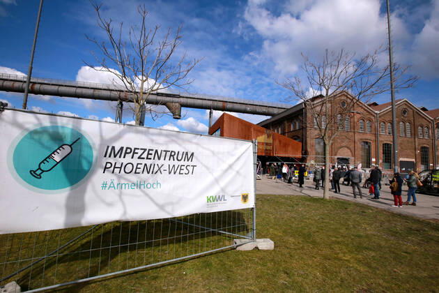 19.03. 2021 Dortmund Die Wiederaufnahme der Impfung mit dem Impfstoff Astrasenica scheint in Dortmund gut angenommen zu werden. Eine lange Schlange von Impfwilligen Lehreren und Lehrerinnen steht vor dem Dortmunder Impfzentrum Phoenix-West um sich impfen zu lassen.