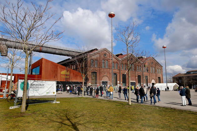 19.03. 2021 Dortmund Die Wiederaufnahme der Impfung mit dem Impfstoff Astrasenica scheint in Dortmund gut angenommen zu werden. Eine lange Schlange von Impfwilligen Lehreren und Lehrerinnen steht vor dem Dortmunder Impfzentrum Phoenix-West um sich impfen zu lassen.