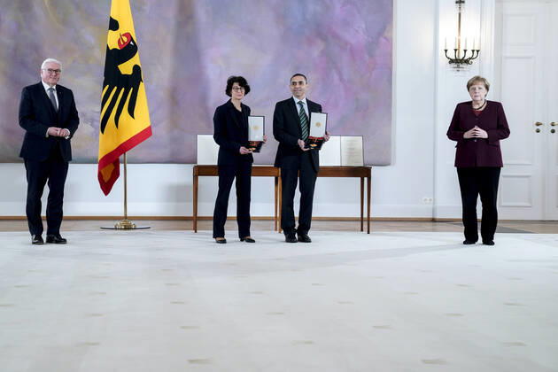 Verleihung des Bundesverdienstkreuz an die Biontech Gruender Aktuell, 19.03.2021, Gruppenbild Bundespraesident Frank-Walter Steinmeier gemeinsam mit Bundeskanzlerin Dr. Angela Merkel und Forscherehepaar und Gruender des Unternehmens Biontech SE Oezlem Tuereci und Ugur Sahin bei der Verleihung des Großen Verdienstkreuzes mit Stern des Verdienstordens der Bundesrepublik Deutschland im Schloss Bellevue in Berlin Berlin Berlin Deutschland