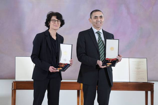 Berlin, Verleihung des Bundesverdienstkreuzes an Biontech-Gründer Özlem Türeci und Ugur Sahin Verleihung des Bundesverdienstkreuz an die Biontech Gruender Aktuell, 19.03.2021, Forscherehepaar und Gruender des Unternehmens Biontech SE Oezlem Tuereci und Ugur Sahin mit dem Großen Verdienstkreuzes mit Stern des Verdienstordens der Bundesrepublik Deutschland in Haenden bei der Verleihung mit dem Bundespraesidenten und der Bundeskanzlerin im Schloss Bellevue in Berlin fuer ihren unermüdlichen Einsatzes bei der Entwicklung und Zulassung eines Impfstoffes gegen Covid-19 und ihren entscheidenden Beitrag zur Eindaemmung der Corona-Pandemie Berlin Berlin Deutschland