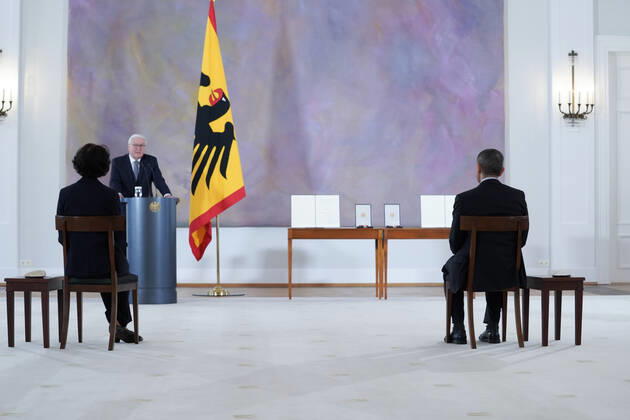 Berlin, Verleihung des Bundesverdienstkreuzes an Biontech-Gründer Özlem Türeci und Ugur Sahin Verleihung des Bundesverdienstkreuz an die Biontech Gruender Aktuell, 19.03.2021, Bundespraesident Frank-Walter Steinmeier bei der Ansprache zur Verleihung des Großen Verdienstkreuzes mit Stern des Verdienstordens der Bundesrepublik Deutschland an die Biontech Gruender im Schloss Bellevue in Berlin, im Vordergrund auf den Stuehlen Forscherehepaar und Gruender des Unternehmens Biontech SE Oezlem Tuereci und Ugur Sahin Berlin Berlin Deutschland
