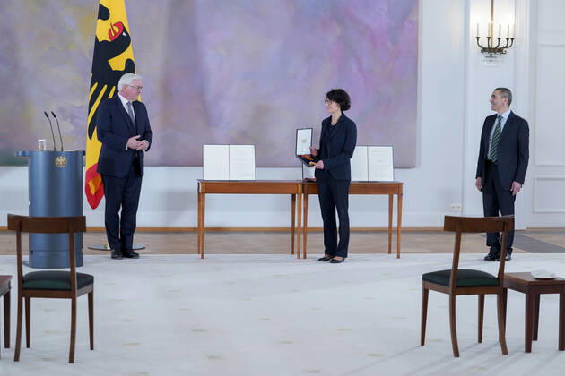 Berlin, Verleihung des Bundesverdienstkreuzes an Biontech-Gründer Özlem Türeci und Ugur Sahin Verleihung des Bundesverdienstkreuz an die Biontech Gruender Aktuell, 19.03.2021, Oezlem Tuereci Mit-Gruender des Unternehmens Biontech SE mit dem Großen Verdienstkreuzes mit Stern des Verdienstordens der Bundesrepublik Deutschland im Schloss Bellevue in Berlin bei der Uberreichung vom Bundespraesidenten Frank-Walter Steinmeier und Ehemann Ugur Sahin fuer ihren unermuedlichen Einsatzes bei der Entwicklung und Zulassung eines Impfstoffes gegen Covid-19 und ihren entscheidenden Beitrag zur Eindaemmung der Corona-Pandemie Berlin Berlin Deutschland