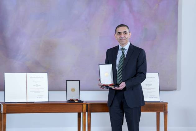 Berlin, Verleihung des Bundesverdienstkreuzes an Biontech-Gründer Özlem Türeci und Ugur Sahin Verleihung des Bundesverdienstkreuz an die Biontech Gruender Aktuell, 19.03.2021, Ugur Sahin Mit-Gruender des Unternehmens Biontech SE mit dem Großen Verdienstkreuzes mit Stern des Verdienstordens der Bundesrepublik Deutschland im Schloss Bellevue in Berlin bei der Verleihung mit dem Bundespraesidenten und der Bundeskanzlerin fuer ihren unermuedlichen Einsatzes bei der Entwicklung und Zulassung eines Impfstoffes gegen Covid-19 und ihren entscheidenden Beitrag zur Eindaemmung der Corona-Pandemie Berlin Berlin Deutschland