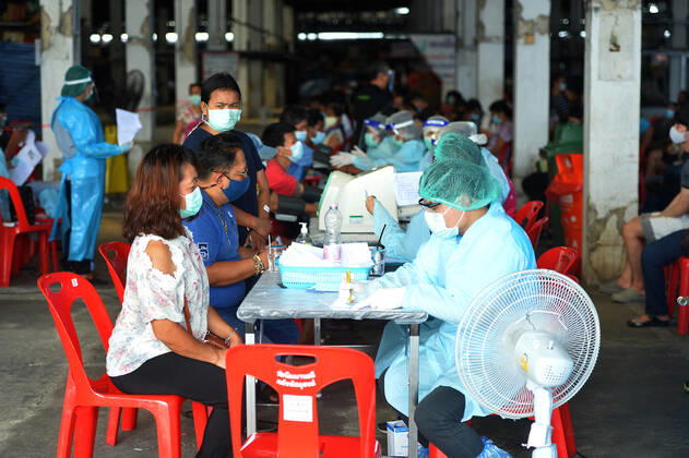(210319) -- BANGKOK, March 19, 2021 -- People receive COVID-19 vaccines developed by China s Sinovac Biotech during a mass vaccine inoculation at Bang Khae Market in Bangkok, Thailand, March 19, 2021. ) THAILAND-BANGKOK-COVID-19-VACCINATION RachenxSageamsak 
