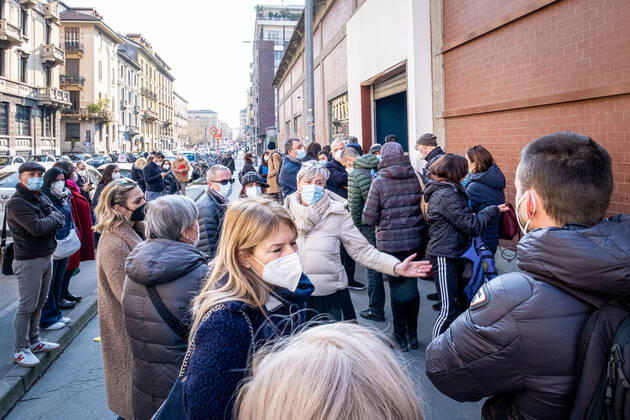 Milan - Astrazeneca vaccine against covid-19. Vaccines to teachers and school staff at the Museum of Science and Technology. Line of people waiting Editorial Usage Only Copyright: xMarcoxPassarox xIPAx