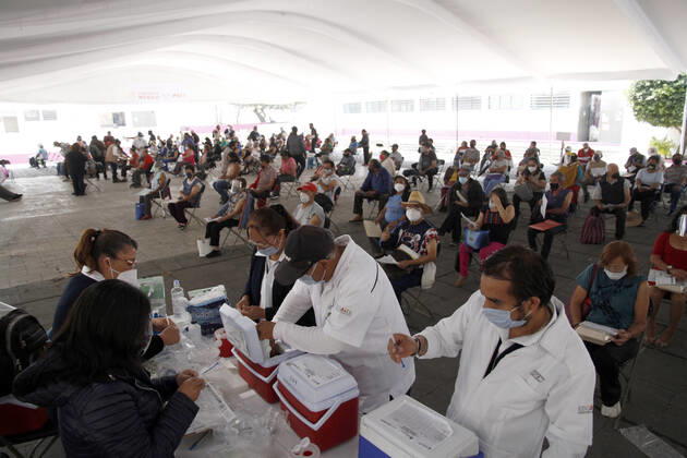 Nezahualcoyotl City Council Applies Sinovac Vaccine For Older Adults NEZAHUALCOYOTL, MEXICO - MARCH 19: Medical personnel prepare Sinovac Covid-19 vaccine injections for adults over 60 years of age at the Nezahualcoyotl City Hall in the State of Mexico.. on March 19, 2021 in Nezahualcoyotl, Mexico Copyright: xLuisxBarronx EYEPIXGROUP_LB_19032021_5085
