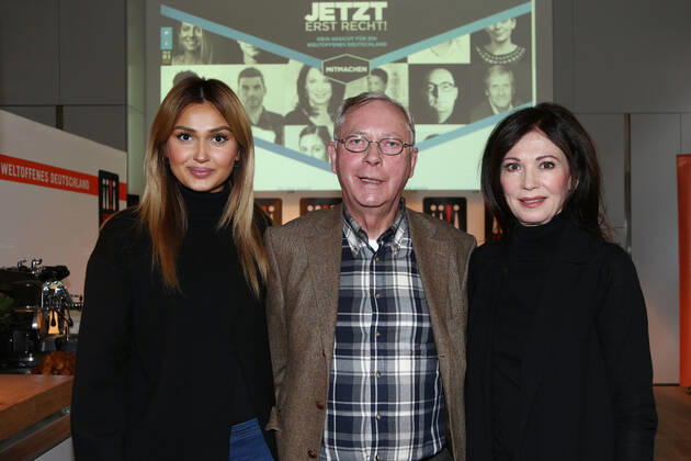 Wana Limar, Uwe-Karsten Heye, Iris Berben bei der Pressekonferenz zu Jetzt erst recht! Gesicht Zeigen! startet neue Online Kampagne. Gesicht Zeigen! Fuer ein weltoffenes Deutschland e.V. Copyright: xEventpressxRadkex