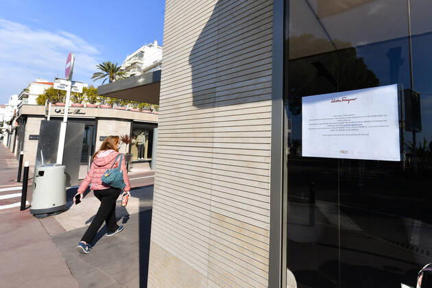 Coronavirus in Frankreich, Eindrücke aus Cannes Coronavirus en France: 3e week-end de confinement a Cannes. Cannes, 3eme Confinement (2021) : Des mesures de confinement inedites s appliquent a partir de ce week-end dans seize departements de France, notamment en region parisienne, dans le nord du pays, mais aussi en Normandie. Ce confinement acte III est plus souple que les precedentes editions : il est desormais possible de se promener sans limite de duree dans un rayon de dix kilometres, muni de son attestation de deplacement. 266186 2021-03-20 _sans_perso  Copyright: xL.Urmanx xStarfacex STAR_266186_008