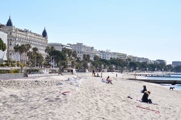 Coronavirus in Frankreich, Eindrücke aus Cannes Coronavirus en France: 3e week-end de confinement a Cannes. Cannes, 3eme Confinement (2021) : Des mesures de confinement inedites s appliquent a partir de ce week-end dans seize departements de France, notamment en region parisienne, dans le nord du pays, mais aussi en Normandie. Ce confinement acte III est plus souple que les precedentes editions : il est desormais possible de se promener sans limite de duree dans un rayon de dix kilometres, muni de son attestation de deplacement. 266186 2021-03-20 _sans_perso  Copyright: xL.Urmanx xStarfacex STAR_266186_032