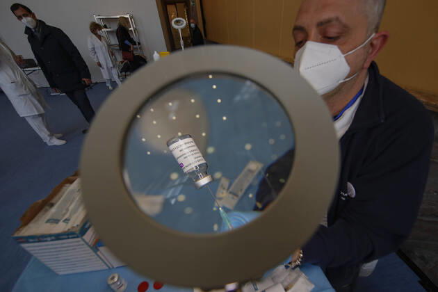 A health worker prepare doses of the AstraZeneca COVID-19 vaccine at a coronavirus disease (COVID-19) vaccination center in Naples, southern Italy.  Copyright: xSalvatorexLaportax xIPAx xKontrolabx