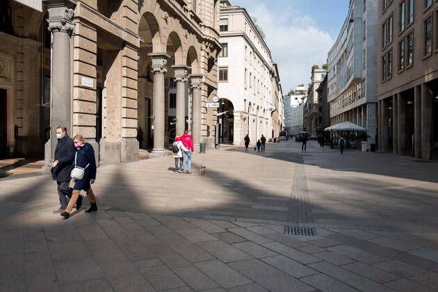 Milan. Red area streets in the center few people restaurants shops and bars closed In the photo corso vittorio emanuele Editorial Usage Only  Copyright: xCarloxCozzolix xIPAx