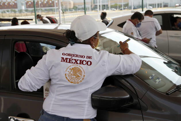 Sinovac Vaccine Is Applied To Older Adults In Their Cars In Mexico NEZAHUALCOYOTL CITY, MEXICO - MARCH 19: A woman marks a car before a elderly receive a Sinovac Covid19 vaccine at the Sports City Garden, in the municipality of Nezahualcoyotl in the State of Mexico, during a immunization program to drivers against Covid19. On March 19, 2021 in Nezahualcoyotl City, Mexico. Copyright: xLuisxBarronx EYEPIXGROUP_LB_19032021_5110