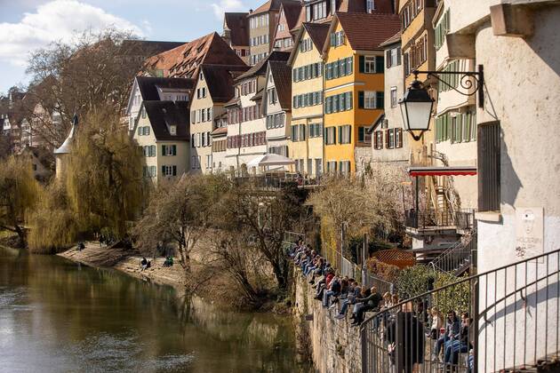 Tuebingen Themenbilder: Tuebingen in Zeit der Corona-Pandemie, Themenbilder: Tuebingen in Zeit der Corona-Pandemie, Menschen im Freien geniesen die Sonne, 20.03.2021, Copyright: xEIBNER DROFITSCHx EP_ddh