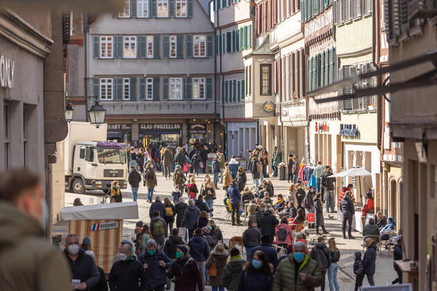 Tuebingen Themenbilder: Tuebingen in Zeit der Corona-Pandemie, Themenbilder: Tuebingen in Zeit der Corona-Pandemie, Menschen auf dem Tebinger Marktplatz, 20.03.2021, Copyright: xEIBNER DROFITSCHx EP_ddh