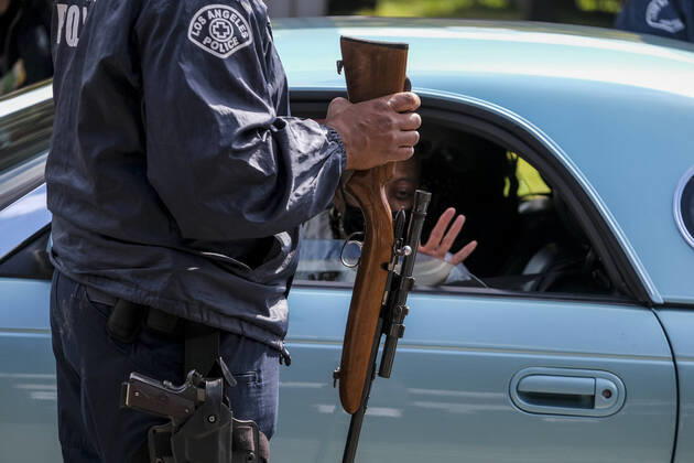 Bilder des Jahres 2021, News 03 März News Themen der Woche KW11 News Bilder des Tages March 20, 2021, Los Angeles, California, USA: A Los Angeles Police Gun Unit officer gets an rifle traded in by people during an anonymous gun-buyback event hosted by Councilman Curren Price and Mayor Eric Garcetti s Office of Gang Reduction and Youth Development, with the support of LAPD, in Los Angeles, on March 20, 2021. Los Angeles USA - ZUMAc68_ 20210320_zaf_c68_004 Copyright: xRingoxChiux
