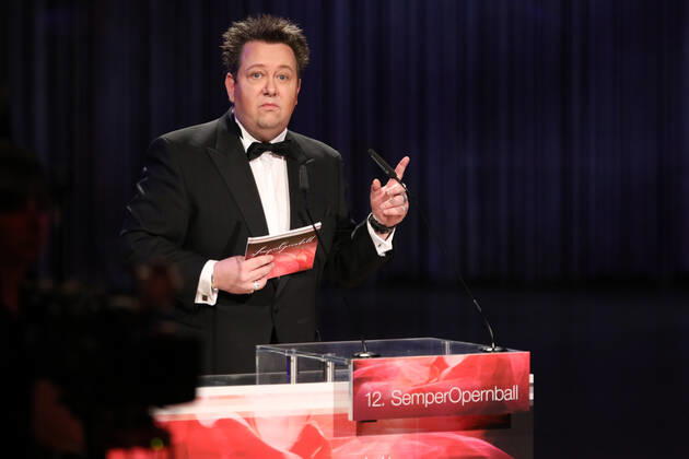 Laudator Sebastian Krumbiegel bei der Show Verleihung wärend des 12. SemperOpernballs 2017 in der Semper Oper in Dresden. Copyright: xEventpressx