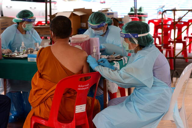 Thailand: Anti-COVID-19 injection in Bang Khae area Medical staff administered the COVID-19 vaccine in the Bang Khae district of Bangkok, where the market is at the center of the latest coronavirus outbreak. Bangkok Thailand Copyright: TeeraxNoisakran