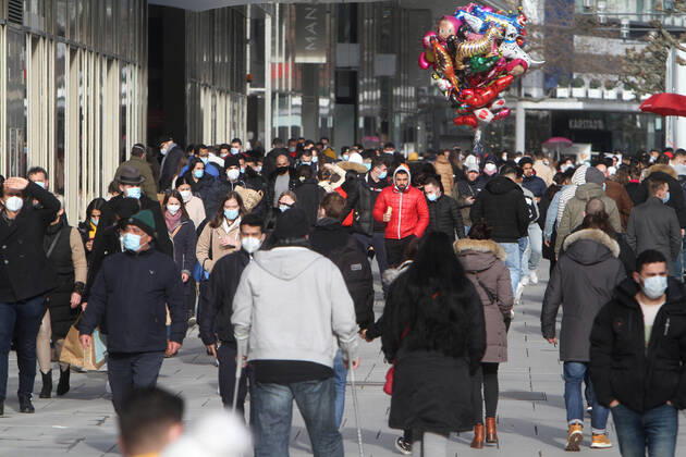 Nach der Lockerung der Schutzmaßnahmen und Wiedereröffnung der Geschäfte sieht die Einkaufsstraße und Fußgängerzone Zeil in der Innenstadt Frankfurt wieder weitgehend so wie vor der Coronakrise aus: mit großem Andrang von Personen, die oftmals nicht den gebotenen Mindestabstand zueinander einhalten, Hessen, Deutschland