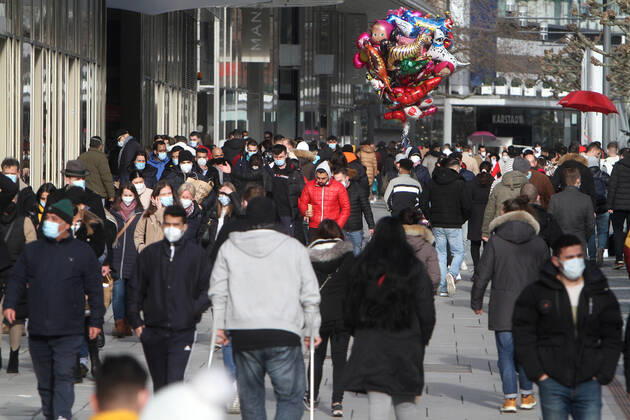 Nach der Lockerung der Schutzmaßnahmen und Wiedereröffnung der Geschäfte sieht die Einkaufsstraße und Fußgängerzone Zeil in der Innenstadt Frankfurt wieder weitgehend so wie vor der Coronakrise aus: mit großem Andrang von Personen, die oftmals nicht den gebotenen Mindestabstand zueinander einhalten, Hessen, Deutschland