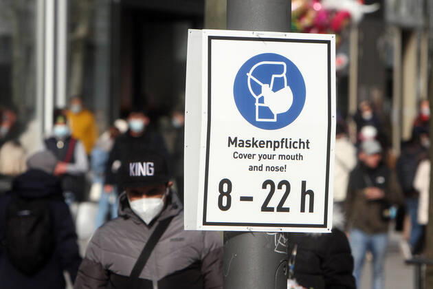 Ein Schild mit Piktogramm und Aufschrift Maskenpflicht von 8 bis 22 Uhr hängt in der von Fußgängern stark frequentierten Einkaufsstraße und Fußgängerzone Zeil in der Innenstadt von Frankfurt, Hessen, Deutschland