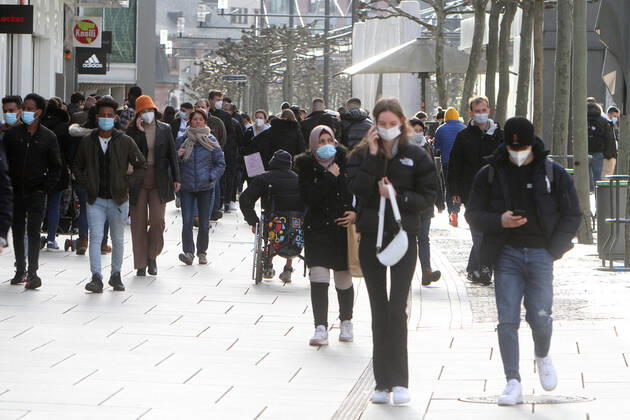 Nach der Lockerung der Schutzmaßnahmen und Wiedereröffnung der Geschäfte sieht die Einkaufsstraße und Fußgängerzone Zeil in der Innenstadt Frankfurt wieder weitgehend so wie vor der Coronakrise aus: mit großem Andrang von Personen, die oftmals nicht den gebotenen Mindestabstand zueinander einhalten, Hessen, Deutschland