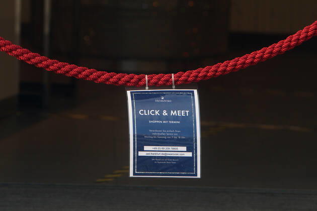 Schild mit Aufschrift Click & Meet Einkaufen mit Termin hängt an einer roten Absperrkordel vor einer geöffneten Svarowski Filiale in der Fußgängerzone und Einkaufsstraße Zeil der Innenstadt Frankfurt, Hessen, Deutschland