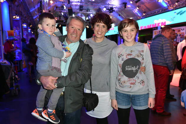 Hansi Kraus und Tochter Miriam Krause mit den Kindern Pepe und Emma Cartoon Network und Boomerang, die Kinder- und Familiensender von Turner Deutschland, laden zum Family und Friends Fun Day mit vielen prominenten Gaesten in TonHalle in Muenchen. Copyright: xEventpressxHannesxMagerstaedtx