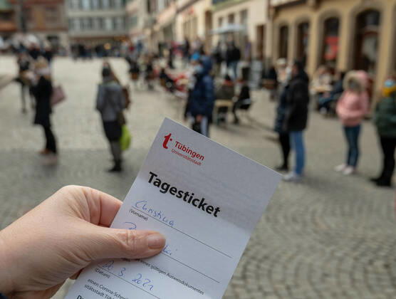 Tagesticket Tübingen In der Tübinger Altstadt darf wieder mit einem sogenannten Tagesticket eingekauft und die Gastronomie genutzt werden. Mit einen Tagesticket , das einen negativen Corona Schnelltest voraussetzt, ist man berechtigt die Tübinger Altstadt zu besuchen. Die Stadt Tübingen ist damit zur bundesweiten Test Stadt geworden Tübingen Altstadt Baden-Württemberg Germany Copyright: xLeifxPiechowskix