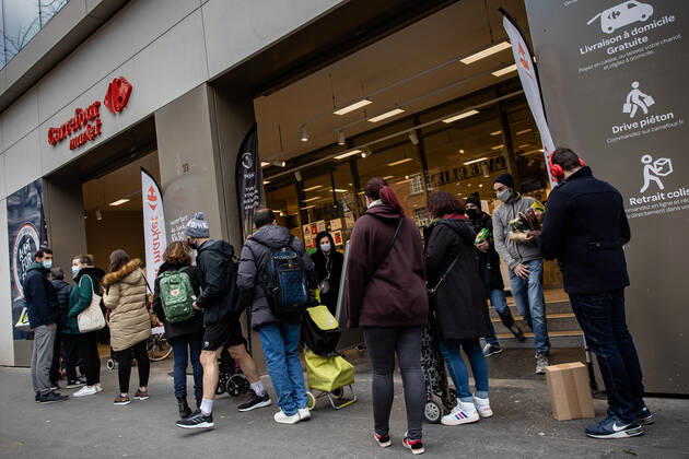 (210320) -- PARIS, March 20, 2021 -- People line up to enter a supermarket in Paris, France, on March 20, 2021. French Prime Minister Jean Castex on Thursday announced new massive measures to curb COVID-19 in the country s 16 worst-hit regions, including Paris. Starting Friday midnight, about 18 million French people in regions such as Paris, Hauts-de-France in the north as well as the Alpes-Maritimes on the Mediterranean should stay at home, Castex announced at a press briefing on the epidemic situation. (Photo by Xinhua) FRANCE-PARIS-COVID-19-PARTIAL LOCKDOWN AurelienxMorissard 