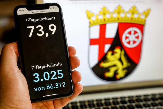 Coronavirus in Deutschland - Covid-19-Dashboard des Robert Koch-Institut DEU, Deutschland, Rheinland-Pfalz, 21.03.2021: Die 7-Tage-Inzidenz für das Bundesland (Fälle letzte 7 Tage 100.000 EW) wird auf einem iPhone angezeigt, im Hintergrund das Landeswappen