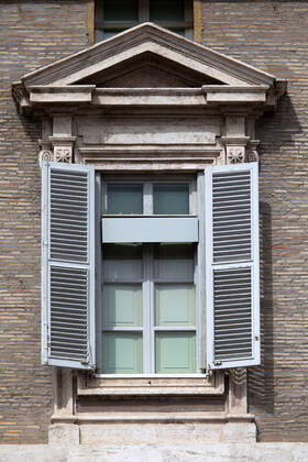 Italy: Vatican City in red zone A view of the closed window of the apostolic palace from which the Pope usually delivers its weekly Angelus. Faithful are not allowed in Saint Peter square in limited numbers and wearing masks due to so called red zone taken by italian government against Covid-19 pandemic spread. Vatican city Vatican Vatican Copyright: Giuseppex Pino xFama