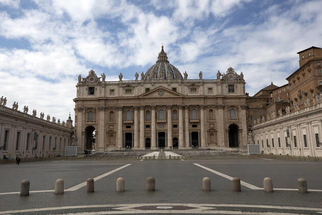 Italy: Vatican City in red zone A view of Saint Peter Basilica on March 21st 2021 Faithful are not allowed in Saint Peter square in limited numbers and wearing masks due to so called red zone taken by italian government against Covid-19 pandemic spread. Vatican city Vatican Vatican Copyright: Giuseppex Pino xFama