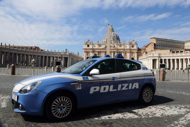 March 21, 2021 - Vatican City (Holy See) .POPE FRANCIS delivery Angelus prayer inside the Apostolic building, not from the window as usual due to the restrictions imposed by the pandemic in italy, just a small crowd of roman bicycles in St. Peter s Square at the Vatican. EvandroInetti via ZUMA Wire Vatican City State - ZUMAi15_ 20210321_zaf_i15_009 Copyright: xEvandroxInettix