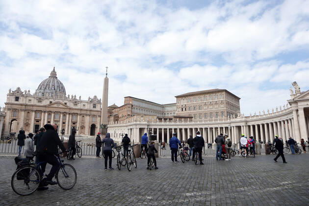 March 21, 2021 - Vatican City (Holy See) .POPE FRANCIS delivery Angelus prayer inside the Apostolic building, not from the window as usual due to the restrictions imposed by the pandemic in italy, just a small crowd of roman bicycles in St. Peter s Square at the Vatican. EvandroInetti via ZUMA Wire Vatican City State - ZUMAi15_ 20210321_zaf_i15_014 Copyright: xEvandroxInettix