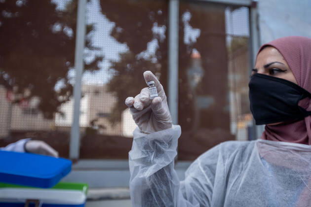 Coronavirus im Westjordanland, Premierminister Mohammed Ishtayeh bei Impfstart in Ramallah (210321) -- RAMALLAH, March 21, 2021 -- A health worker displays a dose of COVID-19 vaccine during a vaccination campaign in the West Bank city of Ramallah, March 21, 2021. (Photo by Xinhua) MIDEAST-RAMALLAH-COVID-19-VACCINATION LuayxSababa 