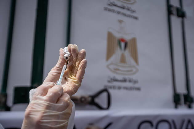 Coronavirus im Westjordanland, Premierminister Mohammed Ishtayeh bei Impfstart in Ramallah (210321) -- RAMALLAH, March 21, 2021 -- A health worker prepares a dose of COVID-19 vaccine during a vaccination campaign in the West Bank city of Ramallah, March 21, 2021. (Photo by Xinhua) MIDEAST-RAMALLAH-COVID-19-VACCINATION LuayxSababa 