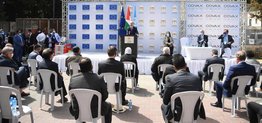 Coronavirus im Westjordanland, Premierminister Mohammed Ishtayeh bei Impfstart in Ramallah March 21, 2021, Ramallah, West Bank, Palestinian Territory: Palestinian Prime Minister Mohammad Ishtayeh, speaks during the launch of the national vaccination campaign against the Corona virus, at the Palestine Medical Complex in Ramallah, in the presence of the Special Coordinator for the Middle East Peace Process, Thor Winsland, the European Union representative to Palestine, Sven Kuhn von Burgsdorf, the Minister of Health, Mai Kaile, and a number of consuls Ambassadors, legal and official persons, in the West Bank city of Ramallah, on March 21, 2021 Ramallah Palestinian Territory - ZUMAap3_ 20210321_zaf_ap3_155 Copyright: xPrimexMinisterxOfficex