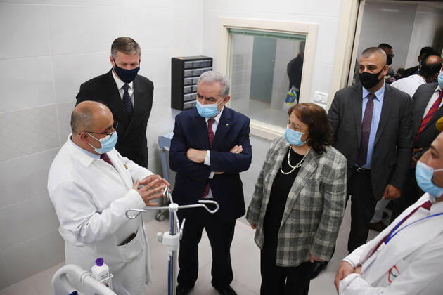 Coronavirus im Westjordanland, Premierminister Mohammed Ishtayeh bei Impfstart in Ramallah March 21, 2021, Ramallah, West Bank, Palestinian Territory: Palestinian Prime Minister Mohammad Ishtayeh, speaks during the launch of the national vaccination campaign against the Corona virus, at the Palestine Medical Complex in Ramallah, in the presence of the Special Coordinator for the Middle East Peace Process, Thor Winsland, the European Union representative to Palestine, Sven Kuhn von Burgsdorf, the Minister of Health, Mai Kaile, and a number of consuls Ambassadors, legal and official persons, in the West Bank city of Ramallah, on March 21, 2021 Ramallah Palestinian Territory - ZUMAap3_ 20210321_zaf_ap3_160 Copyright: xPrimexMinisterxOfficex