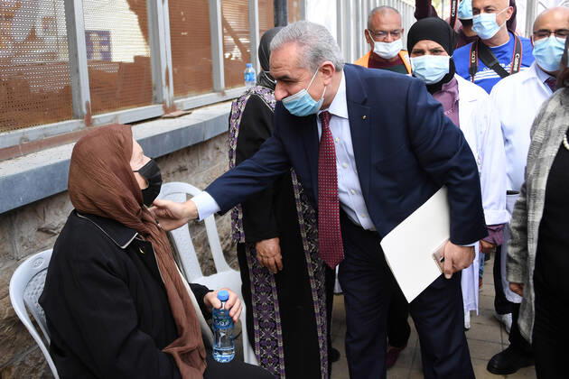 Coronavirus im Westjordanland, Premierminister Mohammed Ishtayeh bei Impfstart in Ramallah March 21, 2021, Ramallah, West Bank, Palestinian Territory: Palestinian Prime Minister Mohammad Ishtayeh, speaks during the launch of the national vaccination campaign against the Corona virus, at the Palestine Medical Complex in Ramallah, in the presence of the Special Coordinator for the Middle East Peace Process, Thor Winsland, the European Union representative to Palestine, Sven Kuhn von Burgsdorf, the Minister of Health, Mai Kaile, and a number of consuls Ambassadors, legal and official persons, in the West Bank city of Ramallah, on March 21, 2021 Ramallah Palestinian Territory - ZUMAap3_ 20210321_zaf_ap3_164 Copyright: xPrimexMinisterxOfficex