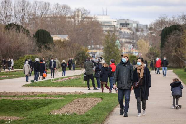 Coronavirus in Frankreich, Eindrücke aus Paris nach Lockerungen Paris, France le 21 mars 2021 - Des parisiens se promenent dans Paris lors du premier week end de confinement - Parisians walk around Paris during the first weekend of confinement  Copyright: xLucxNoboutx